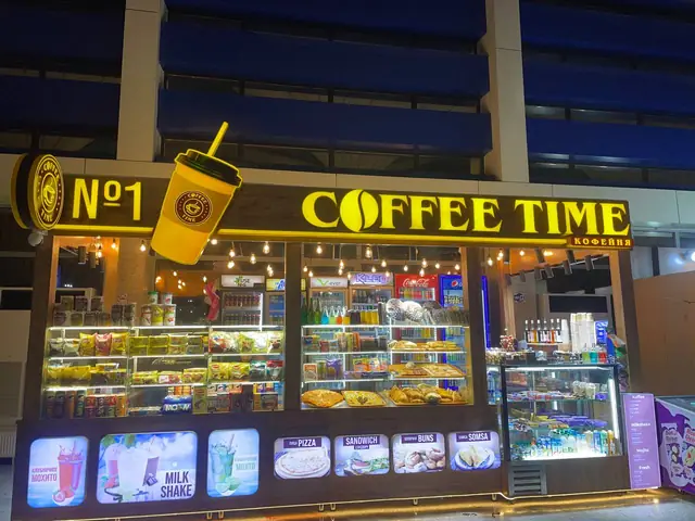 №1 COFFEE TIME: световые буквы, объёмный стакан-логотип и лайтбоксы меню на кофейне