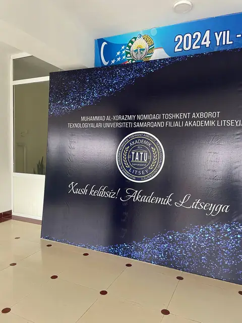 Xush kelibsiz! Akademik Litseyga: пресс-волл в холле академического лицея
