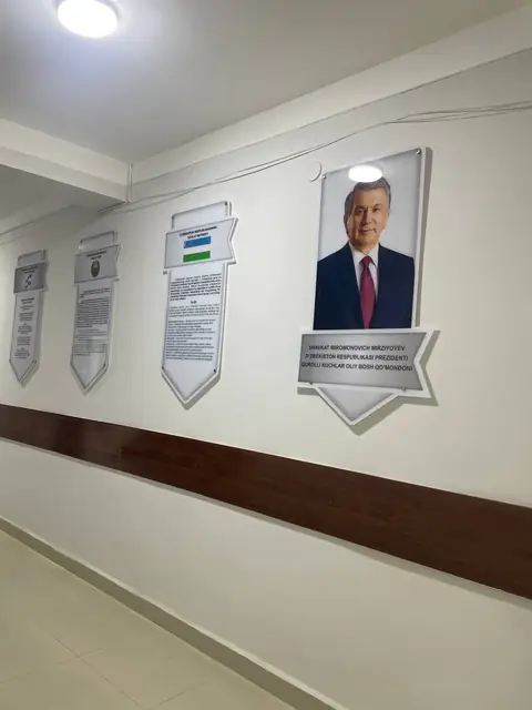 2-SON AKUSHERLIK VA GINEKOLOGIYA KAFEDRASI: стенды с госсимволикой и акриловая табличка кафедры