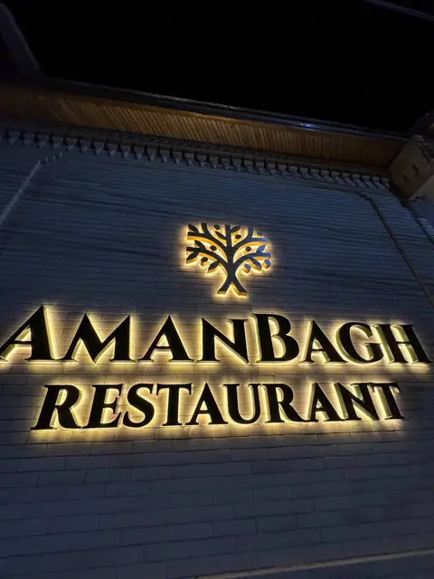 AMANBAGH RESTAURANT: объёмные буквы и логотип с контражурной подсветкой на фасаде ресторана