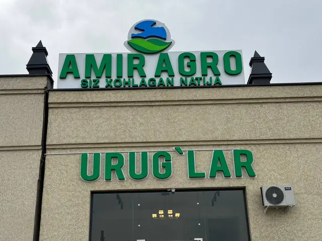 AMIR AGRO: световые объёмные буквы с логотипом на парапете и надпись «Urug‘lar» на фасаде