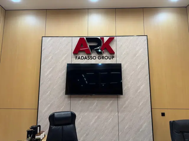 ARK FADASSO GROUP: интерьерный логотип из объёмных букв на стене кабинета и световой короб над входом