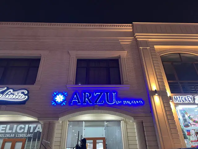 ARZU by Zulayxo: световые объёмные буквы на фасаде и брендированные стенды в шоуруме штор