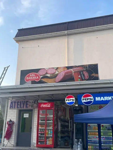 ASL BARAKA: рекламный баннер на фасаде магазина, вывески Pepsi Market