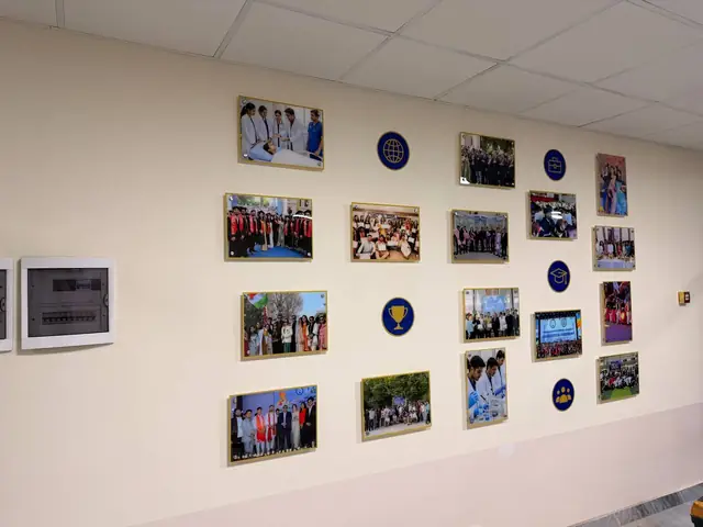 Axis Group · Samarkand State Medical University: фотостена: фото в рамках и круглые акриловые логотипы