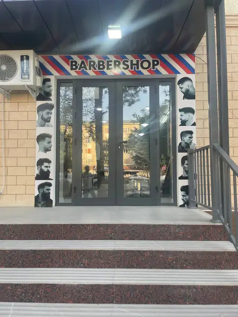Barber shop Leader: оформление входной группы барбершопа: вывеска BARBERSHOP и панели с портретами
