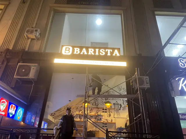 BARISTA: световая вывеска, круглый консольный лайтбокс и оклейка витрины кофейни