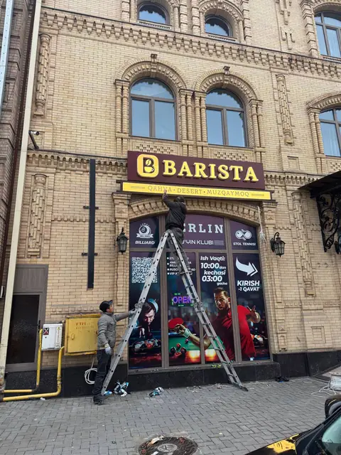 BARISTA: световая вывеска кофейни на историческом кирпичном фасаде