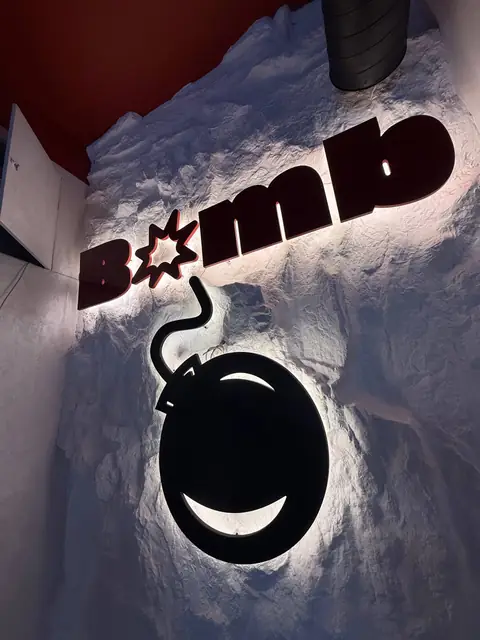 Bomb: логотип с контражурной подсветкой на фактурной стене