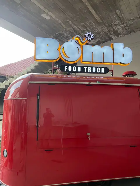 BOMB FOOD TRUCK: световые объёмные буквы на крыше фудтрака и круглый световой короб с логотипом