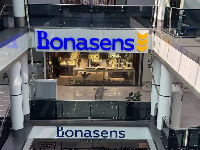Bonasens: объёмные световые буквы в торговом центре, подвесной указатель и неоновые иконки