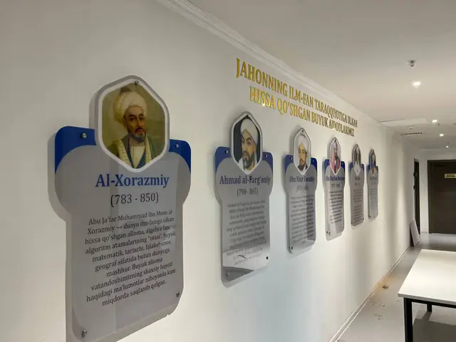 Jahonning ilm-fan taraqqiyotiga ulkan hissa qo‘shgan buyuk ajdodlarimiz: фигурные стенды с портретами учёных и заголовок из золотых букв