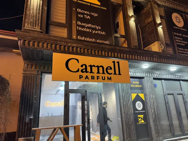 Carnell PARFUM: световой короб над входом и интерьерные буквы с контражурной подсветкой