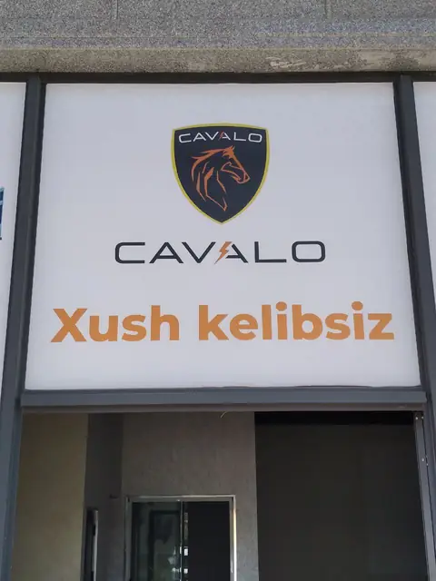 CAVALO: лайтбокс «Xush kelibsiz» над входом и оклейка витрин салона скутеров плёнкой с фотопечатью