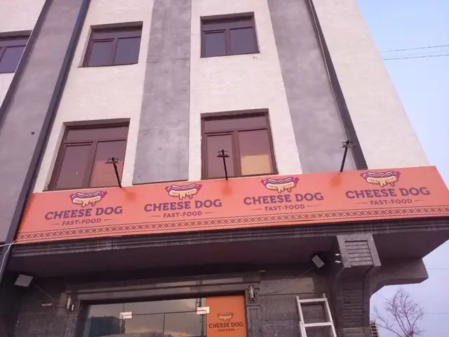 CHEESE DOG: световой короб-фриз над входом кафе