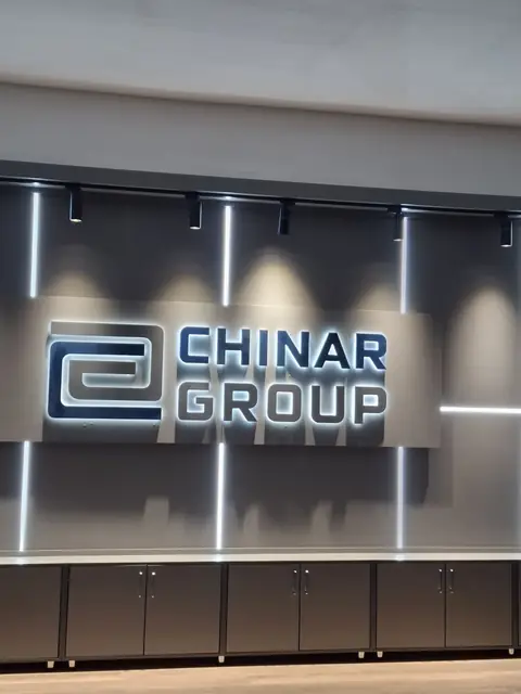 CHINAR GROUP · SAMARQAND CHINOR QURILISH: интерьерные объёмные буквы с подсветкой на стенах с линейными светильниками