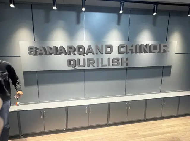 SAMARQAND CHINOR QURILISH: интерьерные объёмные буквы на панели в офисе