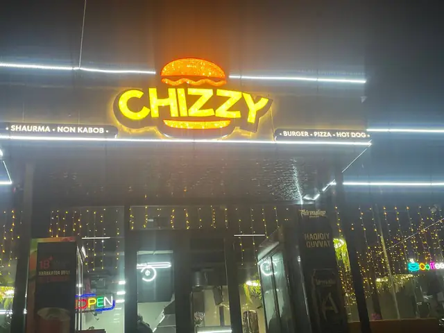 CHIZZY: световая вывеска с бургером на фасаде и неоновый логотип на зелёной стене
