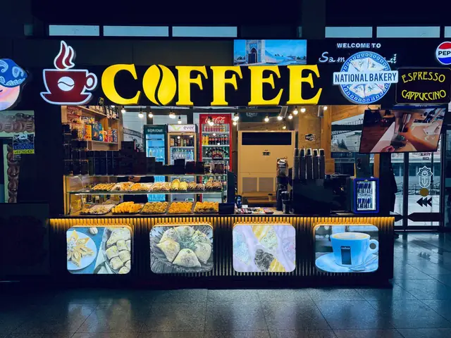 COFFEE: кофейный киоск: световые объёмные буквы, логотипы и лайтбоксы на стойке