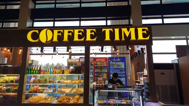 COFFEE TIME: световые объёмные буквы и круглый лайтбокс-логотип на кофейне