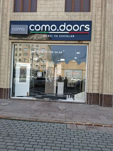 como.doors: вывеска магазина мебели и дверей над витриной