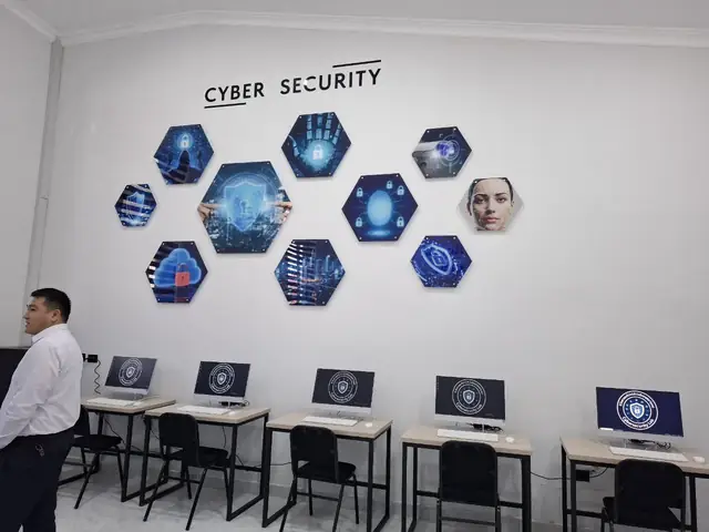CYBER SECURITY: оформление стен лабораторий: акриловые панели, цитата, иконки