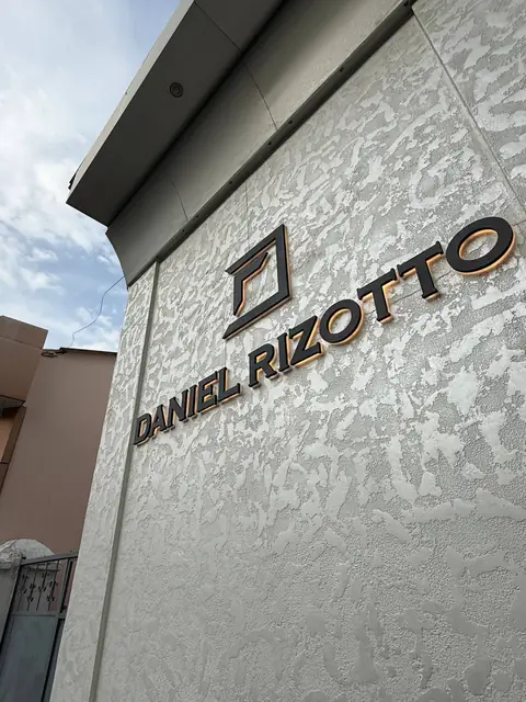 Daniel Rizotto: объёмные буквы с логотипом на фактурном фасаде и таблички на кашпо