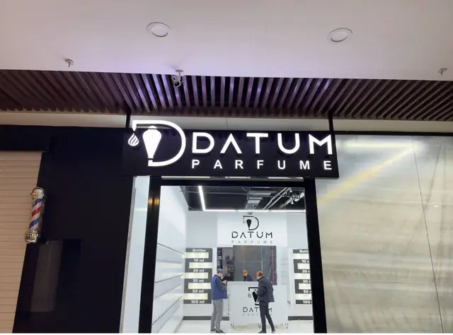 DATUM PARFUME: объёмные буквы с логотипом на фасаде бутика, световая вывеска и интерьерный стеллаж с надписями