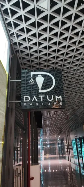 DATUM PARFUME: консольная вывеска и баннер «Скоро открытие» в торговом центре