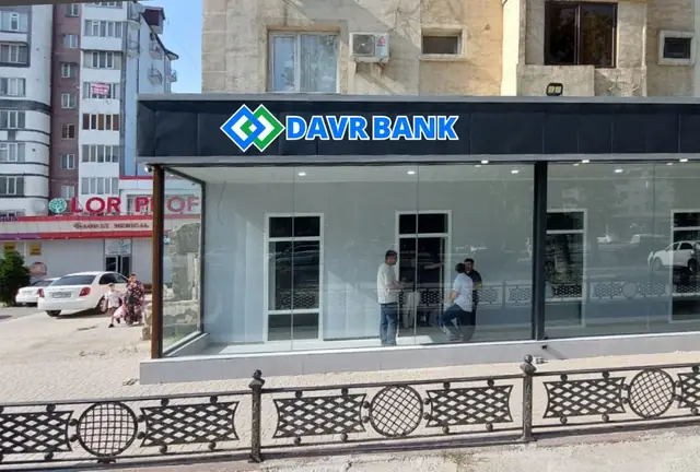 DAVR BANK: объёмные световые буквы с логотипом на фасаде отделения банка и оклейка витрин