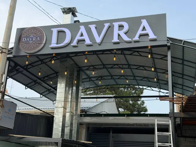 DAVRA: световые объёмные буквы и круглый логотип на фризе навеса