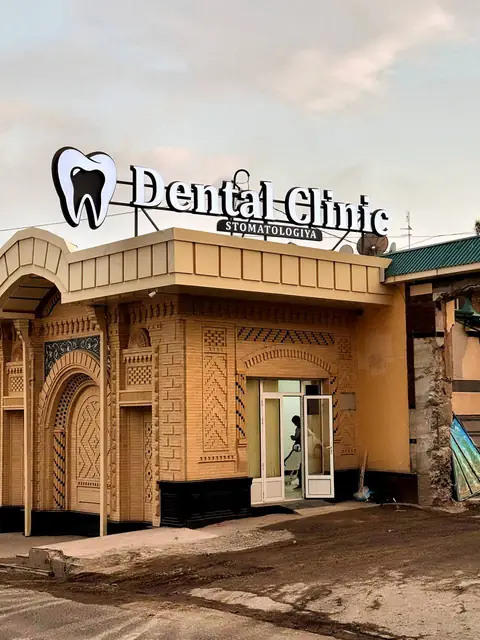 Dental Clinic STOMATOLOGIYA: крышные объёмные буквы с логотипом-зубом над стоматологией