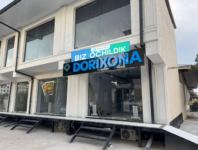 DORIXONA · BIZ OCHILDIK: объёмные буквы на фасаде аптеки сети Oriyo Mehr