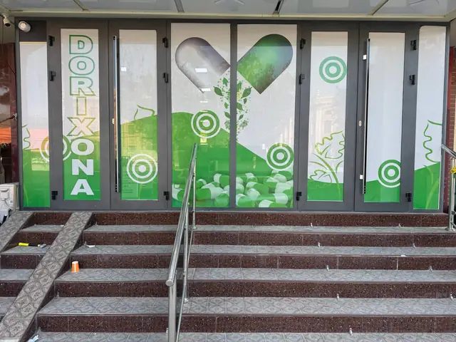 DORIXONA: оклейка стеклянного фасада аптеки полноцветной плёнкой