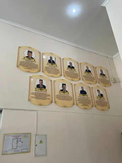 Доска почёта деятелей культуры: фигурные таблички с портретами на акриле