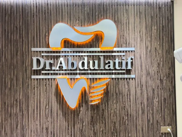 Dr.Abdulatif: интерьерная вывеска: объёмный логотип с контражурной подсветкой на стене