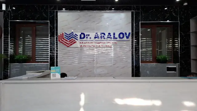 Dr. ARALOV: интерьерная вывеска с логотипом над ресепшеном клиники