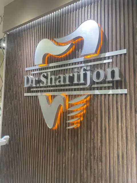 Dr.Sharifjon: интерьерный логотип с объёмными буквами и контурной подсветкой