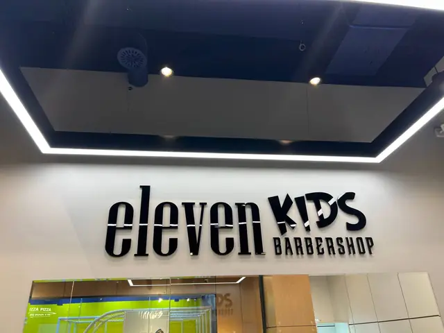 eleven KIDS barbershop: интерьерная вывеска из объёмных букв в барбершопе
