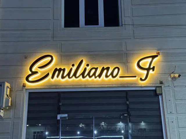 Emiliano_F: объёмные буквы с контражурной подсветкой над входом
