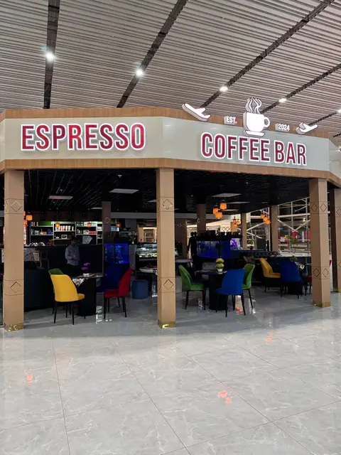 ESPRESSO COFFEE BAR: объёмные буквы над кофейней в зале