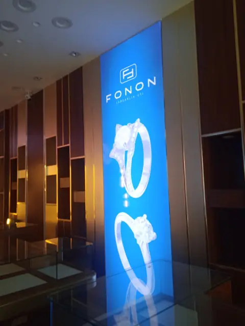 FONON: интерьерные лайтбоксы в ювелирном магазине