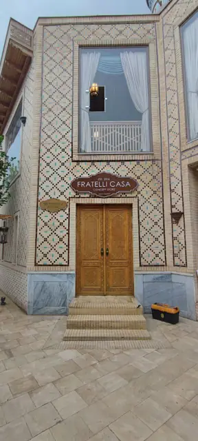 FRATELLI CASA: фигурная вывеска над входом в концепт-стор