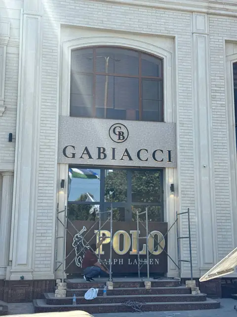 GABIACCI · POLO Ralph Lauren: объёмные буквы на фасаде бутиков и интерьерный логотип с контражурной подсветкой
