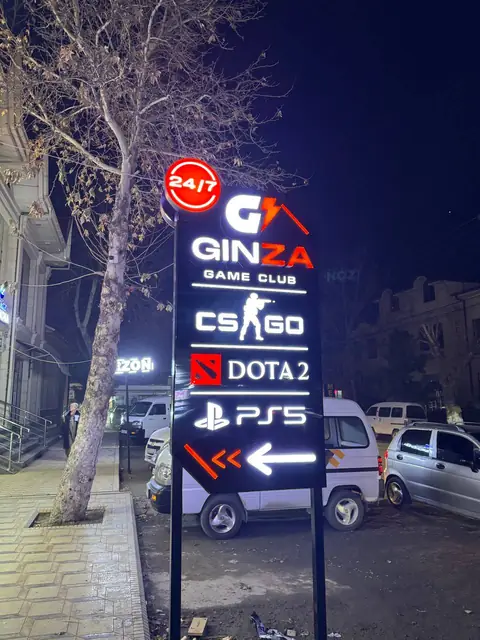 GINZA Game Club: световой пилон-указатель