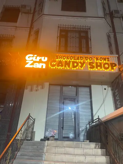 Giru Zan CANDY SHOP: световые объёмные буквы над входом в кондитерскую