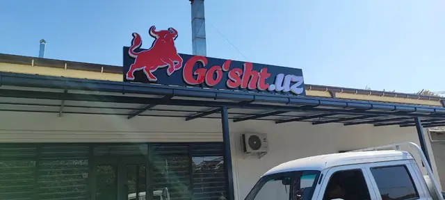 Go‘sht.uz: вывеска с объёмными буквами и фигурой быка на козырьке магазина