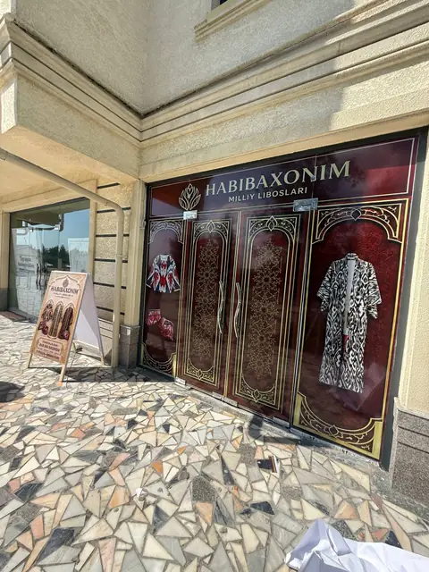 HABIBAXONIM: оклейка стеклянного фасада и дверей плёнкой с печатью