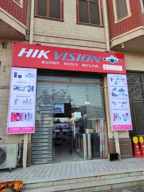 HIKVISION: вывеска «Rasmiy sotuv bo‘limi» на фасаде и оформление витрин магазина