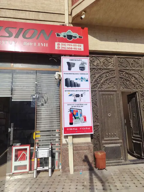 HIKVISION: двусторонний стенд-штендер с перечнем товаров у магазина